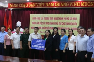 Đồng chí Nguyễn Thị Lệ cùng các thành viên đoàn công tác Thành phố Hồ Chí Minh trao kinh phí hỗ trợ tỉnh Điện Biên.