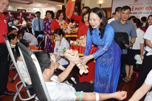 Quyền Chủ tịch nước Võ Thị Ánh Xuân tặng hoa cảm ơn các cá nhân tình nguyện hiến máu hưởng ứng Tháng Nhân đạo cấp quốc gia năm 2024, được tổ chức tại Điện Biên.