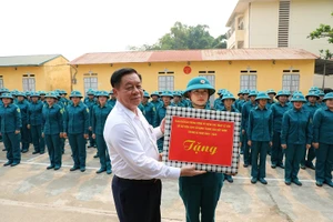 Đồng chí Nguyễn Trọng Nghĩa tặng quà, động viên khối nữ dân quân tập luyện phục vụ diễu binh, diễu hành Lễ Kỷ niệm 70 năm Chiến thắng Điện Biên Phủ.