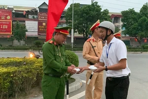 Công an tỉnh Điện Biên trao các suất ăn sáng đến cán bộ, chiến sĩ làm nhiệm vụ chốt chặn, phân luồng giao thông trên các tuyến phố trung tâm thành phố Điện Biên Phủ, tỉnh Điện Biên.