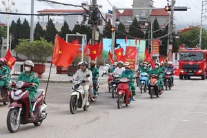 Cán bộ, công chức, người lao động và đại diện các doanh nghiệp tỉnh Điện Biên diễu hành hưởng ứng Tháng Hành động về an toàn vệ sinh lao động năm 2024.