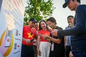 Nhân dân, du khách về Điện Biên thích thú khi trải nghiệm tranh panorama tại triển lãm tương tác tranh bằng công nghệ thực tế ảo do Báo Nhân Dân thực hiện. 