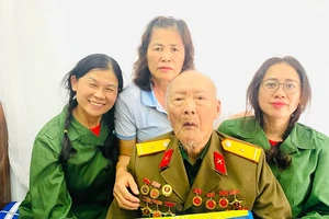 Người chiến sĩ Điện Biên năm xưa - Tô Quang Khoan, bên các con.