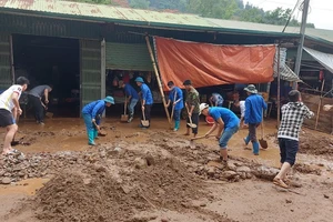 Đoàn viên thanh niên huyện Điện Biên Đông hỗ trợ người dân bản Suối Lư khắc phục hậu quả lũ quét xảy ra vào rạng sáng 10/5 vừa qua.