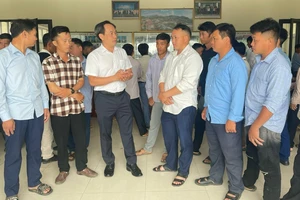 Bí thư Huyện ủy Mường Nhé Bùi Minh Hải trò chuyện, động viên các trưởng bản, người có uy tín trên địa bàn huyện Mường Nhé, tỉnh Điện Biên.