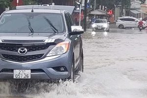 Các phương tiện dù hiện đại thì lưu thông qua các tuyến đường ngập tại thành phố Điện Biên Phủ vẫn rất khó khăn.