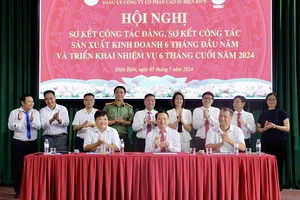 Đại diện các nông trường cao-su Điện Biên, Tuần Giáo, Mường Chà ký kết giao ước thi đua tăng tốc sản xuất, hoàn thành xuất sắc nhiệm vụ.