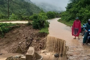 Một trong những điểm bị sạt lở nghiêm trọng trên tuyến đường từ xã Phì Nhừ đi xã Chiềng Sơ, huyện Điện Biên Đông, làm gián đoạn giao thông trên tuyến.