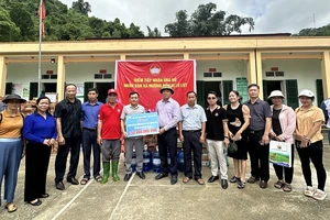 Các đồng chí lãnh đạo Hiệp hội Doanh nghiệp tỉnh Điện Biên trao kinh phí và hiện vật hỗ trợ người dân vùng lũ Mường Pồn.
