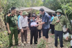 Ông Nguyễn Tiến Cường, Phó Chủ tịch Ủy ban nhân dân huyện Điện Biên, trao hỗ trợ gia đình nạn nhân Giàng Thị Dia ở điểm dân cư Huổi Ké.