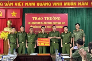 Đại tá Phạm Trường Giang, Phó Giám đốc Công an tỉnh Điện Biên trao thưởng nóng cho các đơn vị phá thành công chuyên án.