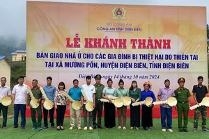 Đại tá Lù Minh Phương, Phó Giám đốc Công an tỉnh Điện Biên cùng các đồng chí lãnh đạo Huyện ủy, Ủy ban nhân dân huyện Điện Biên trao chìa khóa nhà đến 10 gia đình ở bản Lĩnh, xã Mường Pồn.