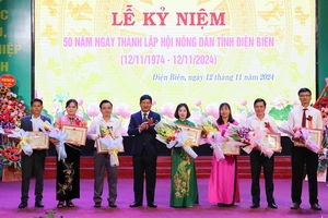 Đồng chí Lê Thành Đô, Chủ tịch Ủy ban nhân dân tỉnh Điện Biên trao Bằng khen tặng các tập thể, cá nhân Hội Nông dân tỉnh có nhiều đóng góp trong các phong trào thi đua phát triển kinh tế-xã hội tại Điện Biên.