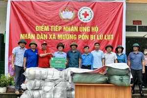 Lãnh đạo Công ty Cổ phần Cao-su Điện Biên trao hỗ trợ người dân, công nhân bị thiệt hại do lũ quét ở Mường Pồn.