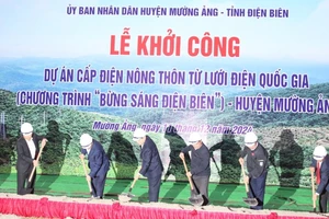 Các đồng chí lãnh đạo Tỉnh ủy, Ủy ban nhân dân tỉnh Điện Biên cùng cán bộ, nhân dân huyện Mường Ảng thực hiện nghi thức khởi công dự án cấp điện nông thôn tại bản Chan 3.