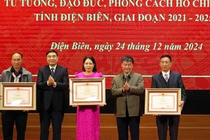 Đồng chí Trần Quốc Cường, Ủy viên Trung ương Đảng, Bí thư Tỉnh ủy Điện Biên và đồng chí Nguyễn Sĩ Quân, Chủ nhiệm Ủy ban Kiểm tra Tỉnh ủy Điện Biên trao Bằng khen của Thủ tướng Chính phủ tặng các tập thể, cá nhân có thành tích xuất sắc trong học tập, làm theo tư tưởng, đạo đức phong cách Hồ Chí Minh.