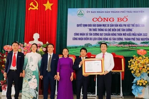 Lãnh đạo tỉnh Thái Nguyên trao quyết định công nhận di sản văn hóa phi vật thể quốc gia “Tri thức trồng và chế biến chè Tân Cương”.