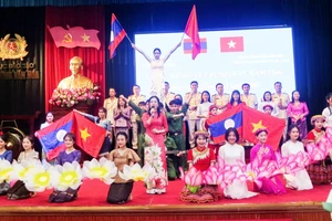 Nhiều tiết mục nghệ thuật ca ngợi quan hệ Việt Nam-Lào được trình diễn tại Chương trình đón Tết truyền thống của nước bạn Lào.