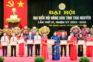 Đồng chí Nguyễn Thanh Hải, Bí thư Tỉnh ủy Thái Nguyên trao bằng khen cho các tập thể, cá nhân có thành tích xuất sắc trong công tác Hội Nông dân tỉnh Thái Nguyên.
