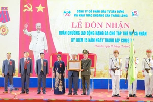 Thừa ủy quyền của Chủ tịch nước, Thứ trưởng Công an Trần Quốc Tỏ trao Huân chương Lao động hạng Ba tặng Công ty.