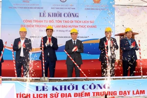 Lãnh đạo Hội Nhà báo Việt Nam, tỉnh Thái Nguyên và các đại biểu khởi công công trình.