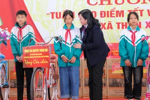 Đồng chí Nguyễn Thanh Hải, Bí thư Tỉnh ủy Thái Nguyên tặng xe đạp cho học sinh nghèo xã Thần Xa và huyện Võ Nhai.