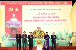 Lãnh đạo tỉnh Thái Nguyên chúc mừng huyện Đại Từ đạt chuẩn nông thôn mới.