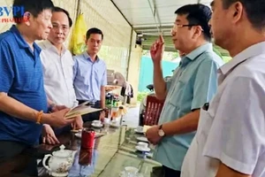 Phó Chủ tịch Ủy ban nhân dân tỉnh Thái Nguyên Nguyễn Thanh Bình thăm hỏi, động viên gia đình nạn nhân.