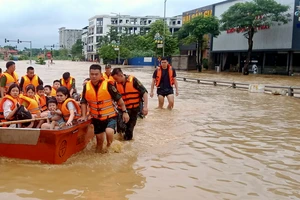 Hỗ trợ người dân trong lũ do ảnh hưởng của bão số 3 ở Thái Nguyên. (Ảnh: THẾ BÌNH)