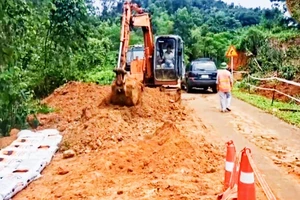 Cán bộ, chiến sĩ Sư đoàn 346 Quân khu I và nhân dân khắc phục sạt lở đường giao thông tại xã Kim Phượng, huyện Định Hóa, tỉnh Thái Nguyên.