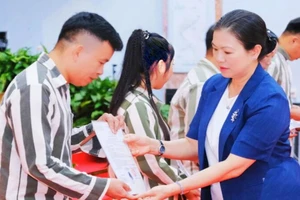 Đồng chí Trương Thị Ngọc Ánh, Phó Chủ tịch Ủy ban Trung ương Mặt trận Tổ quốc Việt Nam trao quyết định đặc xá cho các phạm nhân.