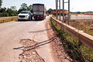 Nhiều đoạn đường, đê sông Đào trên địa bàn huyện Phú Bình bị bong tróc, lún.