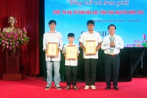 Đại diện Ban tổ chức cuộc thi trao giải cho các thí sinh.