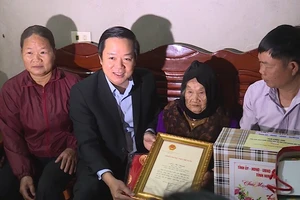 Đồng chí Phạm Quang Ngọc, Phó Bí thư Tỉnh ủy, Chủ tịch Ủy ban nhân dân tỉnh Ninh Bình thăm, tặng quà Tết cho người cao tuổi ở huyện Nho Quan (Ninh Bình).
