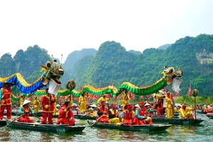 Độc đáo nghi lễ múa rồng trên sông tại Lễ hội Tràng An năm 2023. (Ảnh: Lê Hồng)