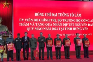 Đồng chí Tô Lâm cùng lãnh đạo tỉnh Hưng Yên đã trao quà cho người có công, gia đình chính sách ở tỉnh Hưng Yên. 