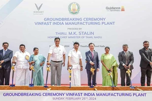 Thủ hiến bang Tamil Nadu, ông M.K. Stalin, Tổng Giám đốc VinFast Ấn Độ, ông Phạm Sanh Châu và các quan chức bang Tamil Nadu thực hiện lễ động thổ nhà máy VinFast.