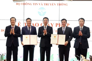 Bộ trưởng Thông tin và Truyền thông Nguyễn Mạnh Hùng trao giấy phép 5G cho 2 nhà mạng Viettel và VNPT.