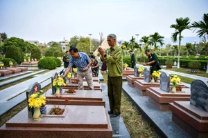 Cuộc hội ngộ qua... bia đá và những ngôi mộ đôi ở Điện Biên
