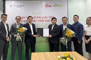 Ông Võ Lê Duy Đức, Giám đốc Đầu tư và Phát triển Năng lượng VinFast (bên trái) và ông Trần Ngọc Tuấn Khanh, Tổng Giám đốc Công ty ON Energy ký kết thỏa thuận hợp tác.