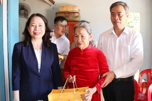 Phó Chủ tịch nước Võ Thị Ánh Xuân thăm, tặng quà Mẹ Việt Nam Anh hùng Lê Thị Mót, sinh năm 1922, có chống và con là liệt sĩ.