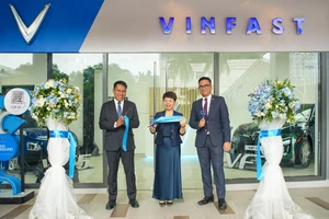 Tổng giám đốc VinFast Philippines Nguyễn Thị Minh Ngọc (giữa) cắt băng khánh thành chính thức khai trương cửa hàng đại lý đầu tiên của VinFast tại Philippines.