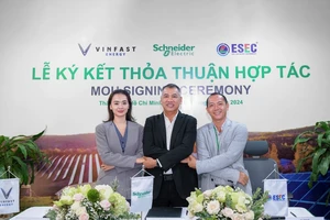 Lãnh đạo VinFast Energy, Schneider Electric và ESEC tại lễ ký kết.