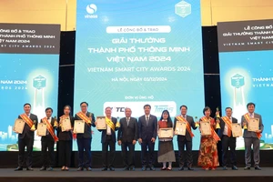  Ban Tổ chức vinh danh và trao tặng giải thưởng Thành phố thông minh Việt Nam năm 2024 cho các thành phố đoạt giải.