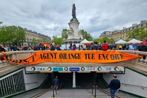 Băng rôn ủng hộ nạn nhân chất độc da cam treo trên các cửa bến tàu điện ngầm quanh khu vực quảng trường Republique. (Ảnh: MINH DUY)