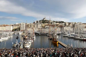 Chiếc thuyền buồm Belem chở ngọn đuốc Olympic cập bến cảng Vieux-Port lúc 19 giờ 30 phút ngày 8/5. (Ảnh: FranceInfo)