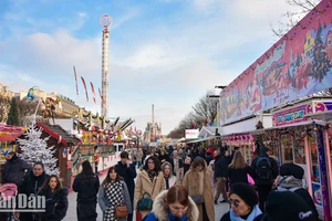 [Ảnh] Paris rực sáng và náo nhiệt với những phiên chợ Giáng sinh