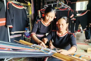 Đồng bào Ê Đê ở xã Ea Tul, huyện Cư Mgar (Đắk Lắk) bảo tồn nghề dệt thổ cẩm truyền thống.
