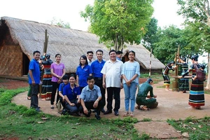 Du khách chụp ảnh lưu niệm tại Khu bảo tồn văn hóa dân tộc Xtiêng sóc Bom Bo.