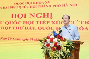 Chủ tịch Hội đồng nhân dân, Phó Trưởng đoàn đại biểu Quốc hội thành phố Hà Nội Nguyễn Ngọc Tuấn trao đổi về các vấn đề cử tri quan tâm.